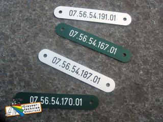Aluminium labels met bv een machinenummer graveren 70x12mm diverse kleuren